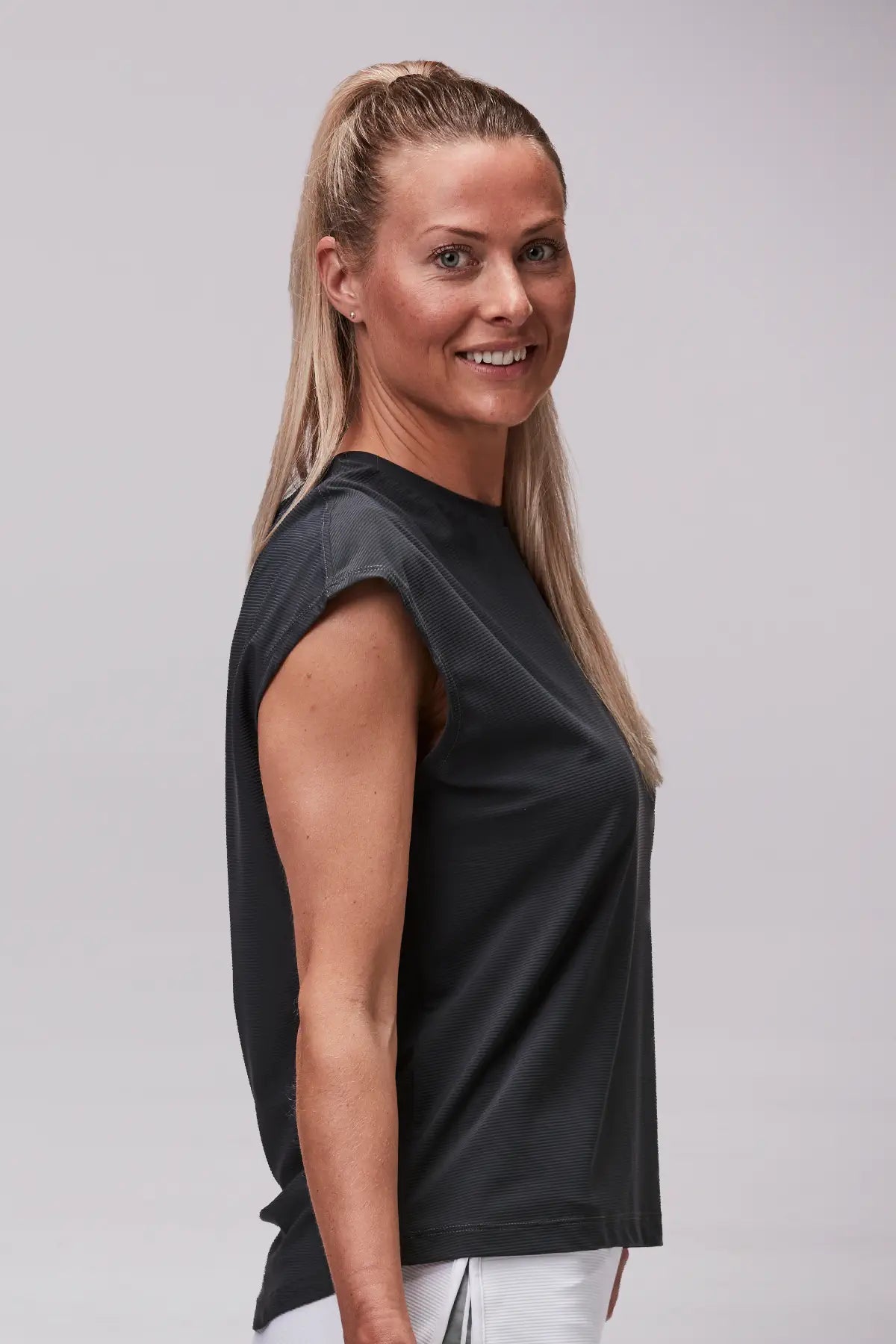 Loose fit padel top i grå från sidan