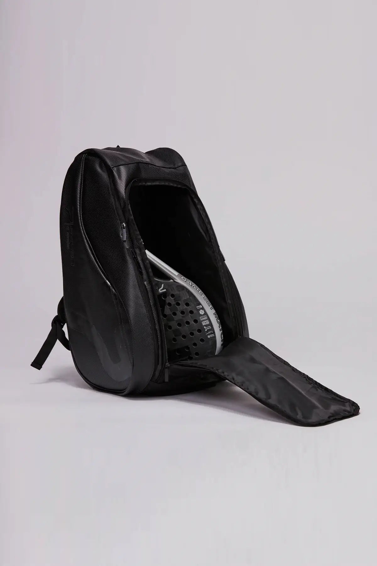 Svart padelväska med racket inuti